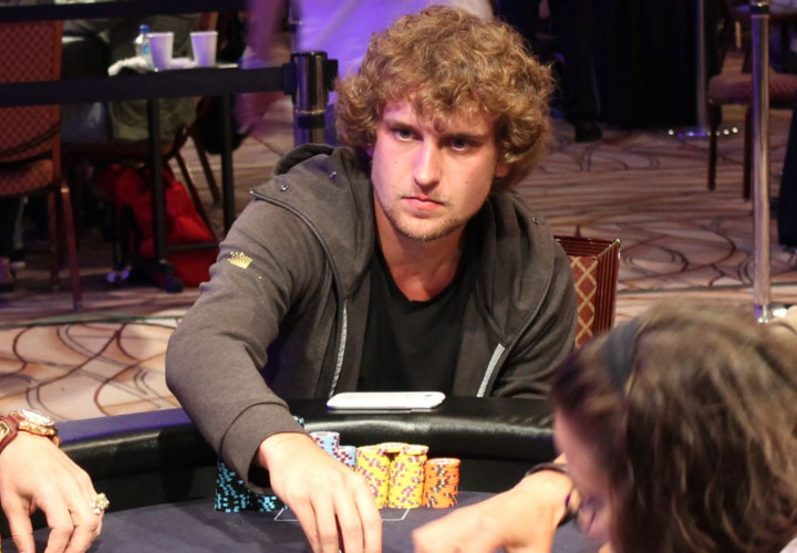 World Series of Poker Main Event - Big Names Bag Large Stacks On Day 2AB