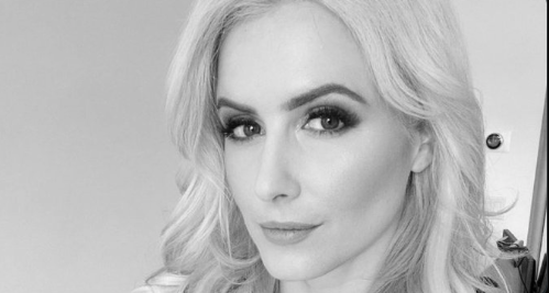 Black and white close up portrait of Vanessa Kade, an attractive blonde pro poker player. Kade has announced via Twitter that she is parting ways with Americas Cardroom, alluding to sexist behavior behind the scenes at the company.