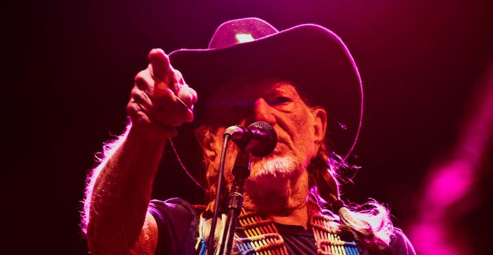 Willie Nelson Uses Weed to Hustle  At High Stakes Poker Games